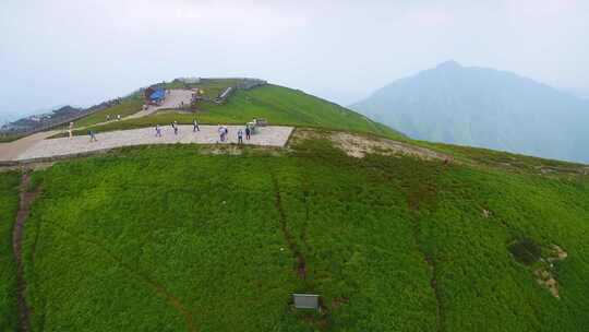 无人机飞过云雾缭绕的山脉航拍武功山云海