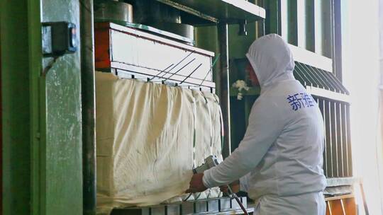 棉花生产工人上下料