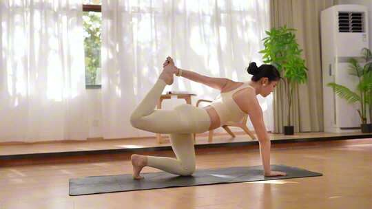 女子瑜伽美好生活