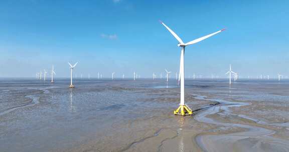 海滩上的风能风力发电场风车航拍