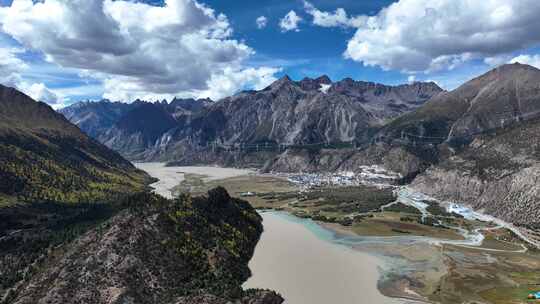 蓝天白云下的西藏昌都然乌湖初秋风景