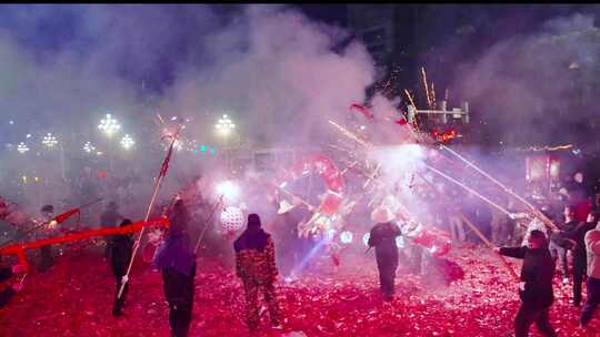 非遗民俗表演夜晚舞龙火花四溅氛围热闹