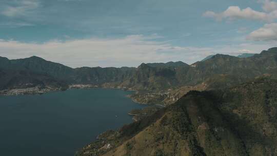 阿蒂特兰湖，山脉，树木，建筑物