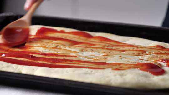 披萨制作涂酱料视频素材模板下载