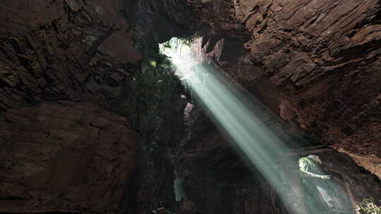 一束迷人的光束照亮了一个神秘的洞穴视频素材模板下载