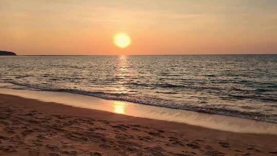 夕阳海边日落海边沙滩