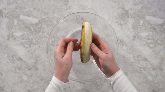 把剥好的香蕉放在碗里视频素材模板下载