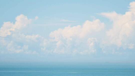 东山岛海上有船的开阔海面和天空远景