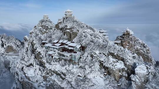 河南老君山景区雪后云海民宿航拍