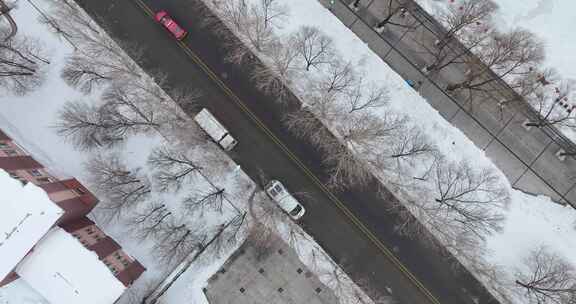 航拍冬季积雪道路车辆行驶景象