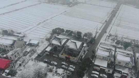 航拍农村乡镇田野民房下雪雪景视频素材模板下载