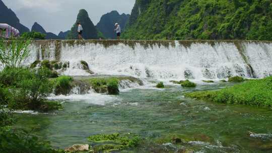 小瀑布河流