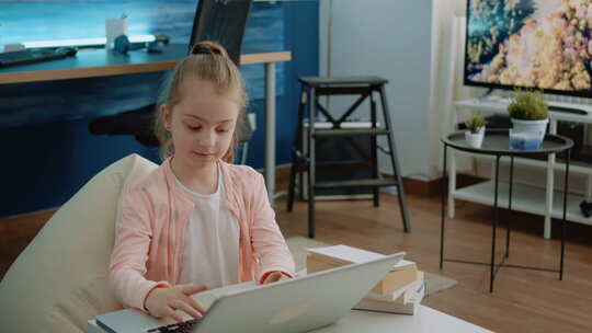 女孩在笔记本电脑上打字