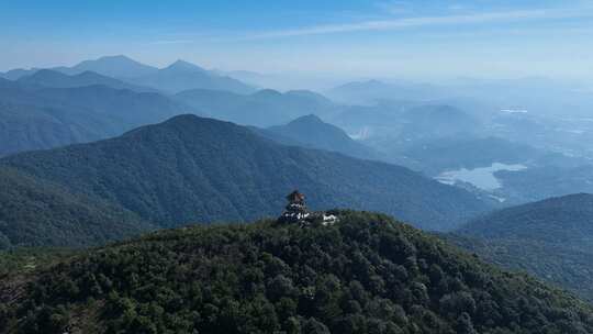 意境的远山和八角亭