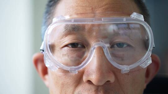 办公室科研实验室戴着护目镜中年男技术人员