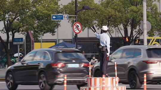 交警女交警十字路口指挥交通文明城市红绿灯