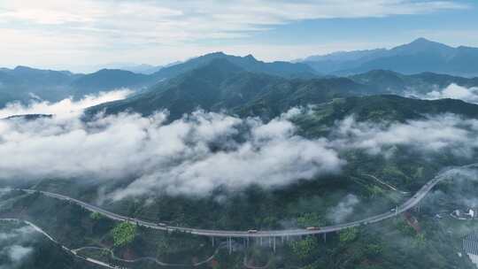 美丽乡村振兴云雾缭绕高速公道路架桥梁风光