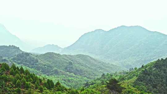 夏季金山岭长城早晨阴雨雾气风光