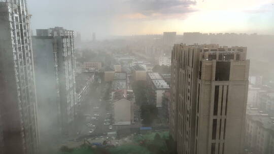 雷雨前狂风席卷北京城