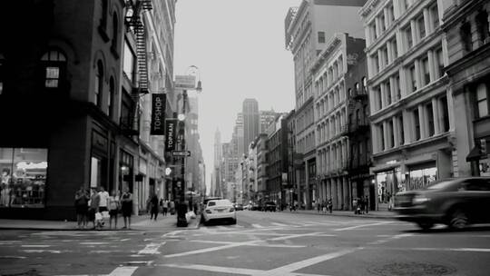 黑白镜头下的繁华街景
