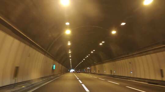 第一视角驾车驶入隧道
