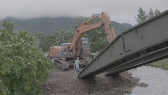 抗洪抢险舟桥官兵打通道路LOG