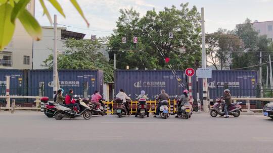 列车经过铁路道口