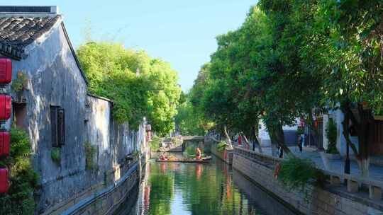 江南水乡古镇苏州平江路老街老城区早晨