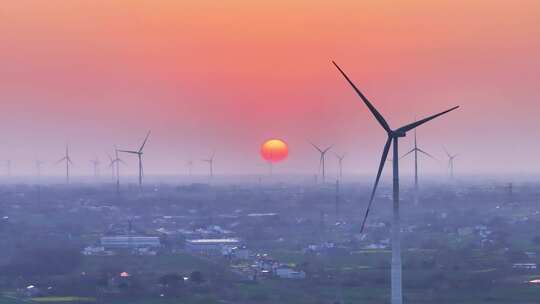 航拍夕阳落日太阳风力发电站群村庄农户平原