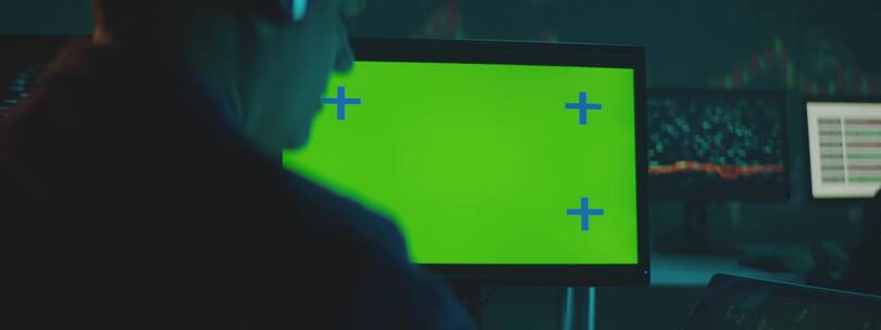 数据分析师在绿幕电脑前工作视频素材模板下载
