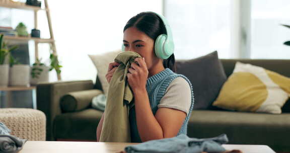 在家里的客厅里和女人一起洗衣服、听音乐和