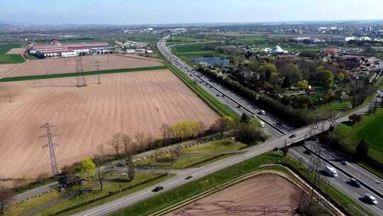 高速公路上的汽车