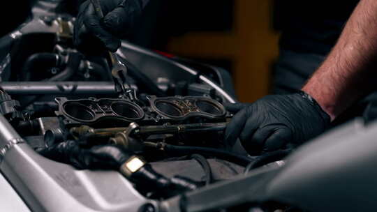 摩托车修理厂的特写镜头用螺丝拧开摩托车备