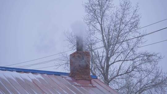 雪花纷飞的天气，一户人家烟筒冒着烟视频素材模板下载