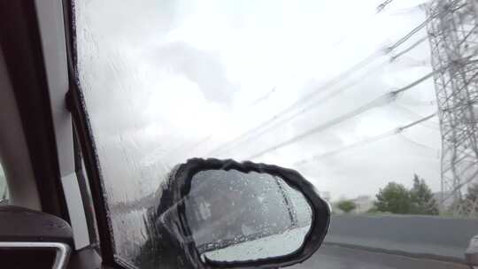 路途下大雨汽车后视镜视角视频素材模板下载