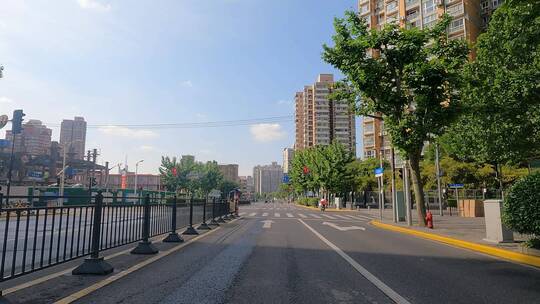 上海封城中的白云万里都市街景