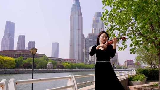 小提琴家天津海河边拉小提琴细节特写