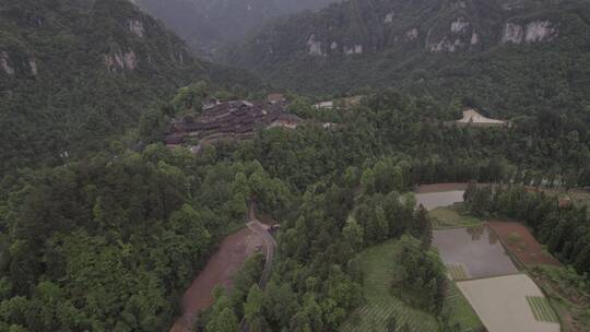 航拍湖南大山深处树林环绕清新唯美自然乡村