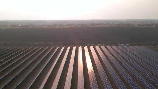 航拍农场的大型太阳能电池板