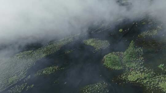 穿过云层的巴图尔火山无人机
