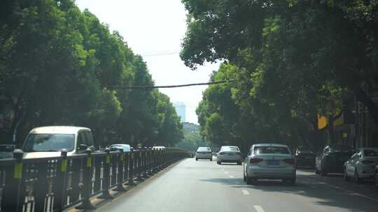 汽车行驶在城市道路车流交通车辆车窗外风景