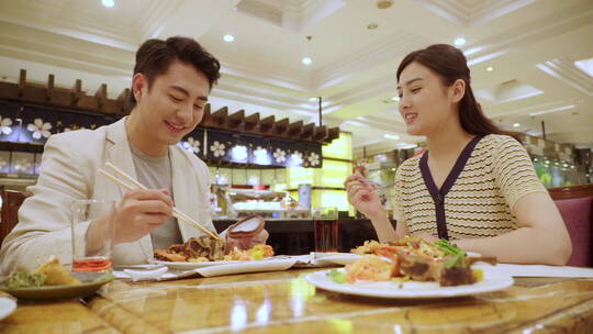 青年情侣在餐厅用餐视频素材模板下载