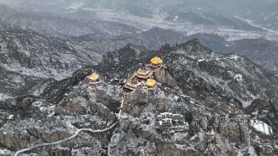 洛阳老君山金顶下雪