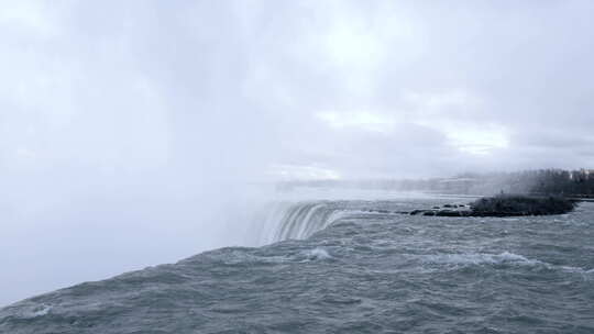 日出时尼亚加拉大瀑布的延时镜头。