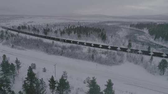 雪地列车穿越森林视频素材模板下载