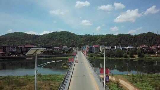 村庄过江桥