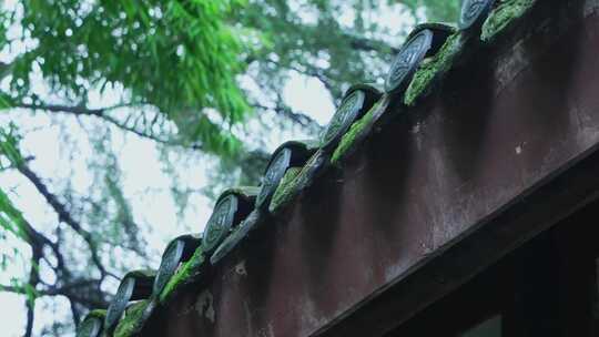 古建筑屋檐下雨