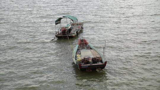 大海海浪小船摇晃海中船只渔船