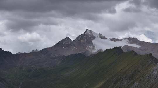 川西高原党岭雪山风光