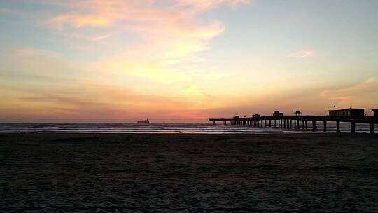 夕阳下的海岸边